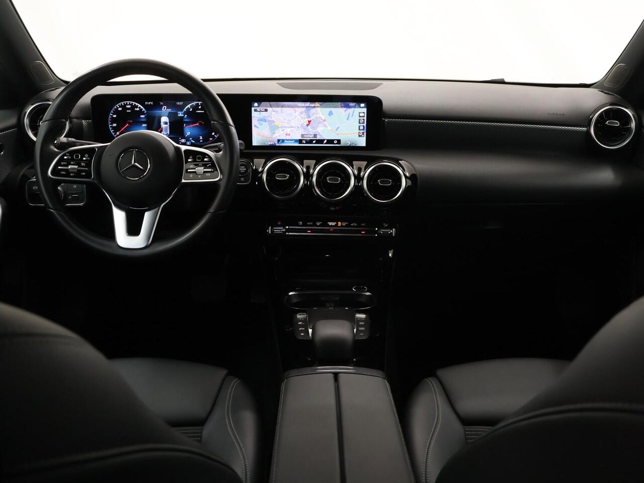 Mercedes-Benz A-KLASSE 180 Business Solution Luxury | Widescreen | Trekhaak | Stoelverwarming | Parkeersensoren |