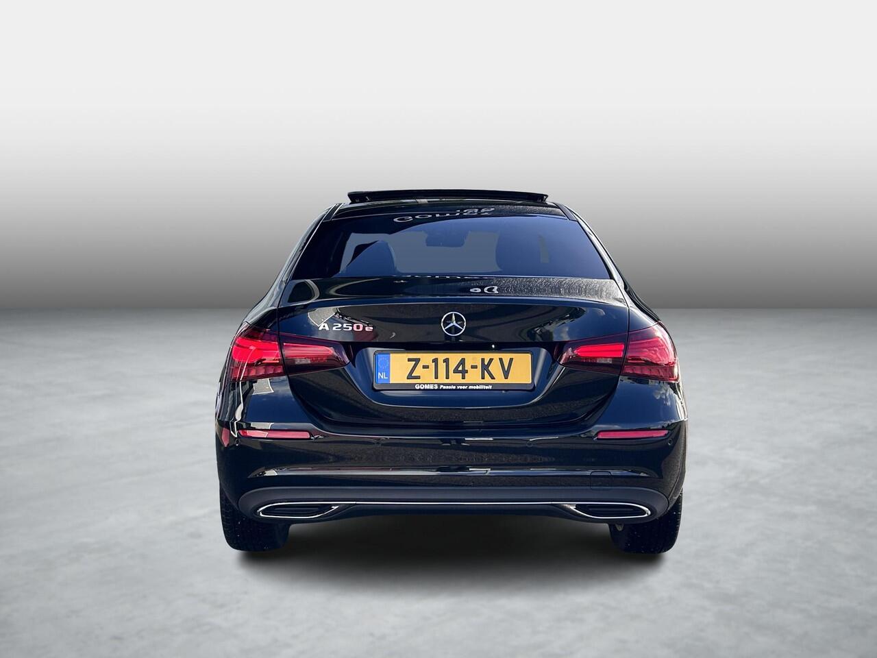 Mercedes-Benz A-KLASSE 250 e | Panoramadak | Luxury | MULTIBEAM LED Koplampen | Dodehoekassistent | Apple CarPlay | Android Auto | Sierdelen Lindehout Zwart | Privacy Glas Achter |