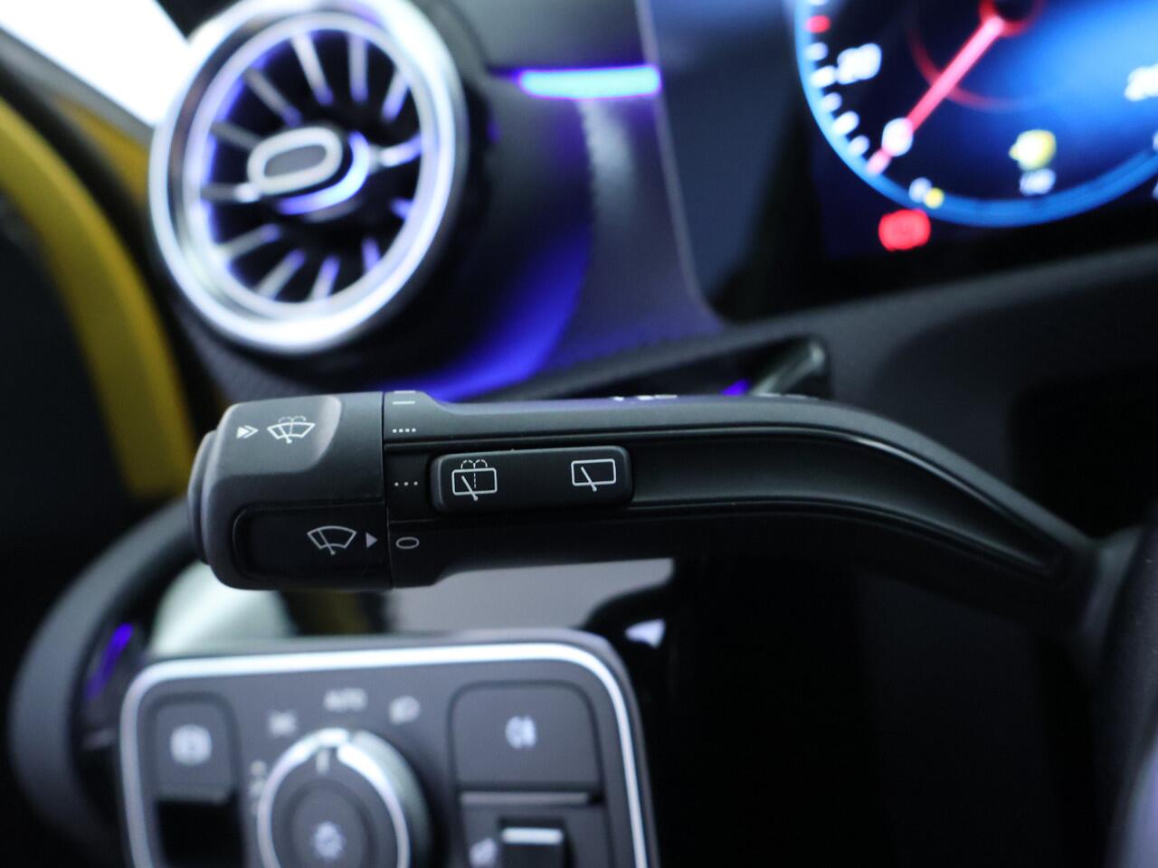 Mercedes-Benz A-KLASSE 250 e NIght Plug-In Hybride | Nightpakket | Trekhaak | Achteruitrijcamera | Ledkoplampen | Stoelverwarming | Sfeerverlichting. Inclusief 24 maanden MB Certified garantie voor Europa.