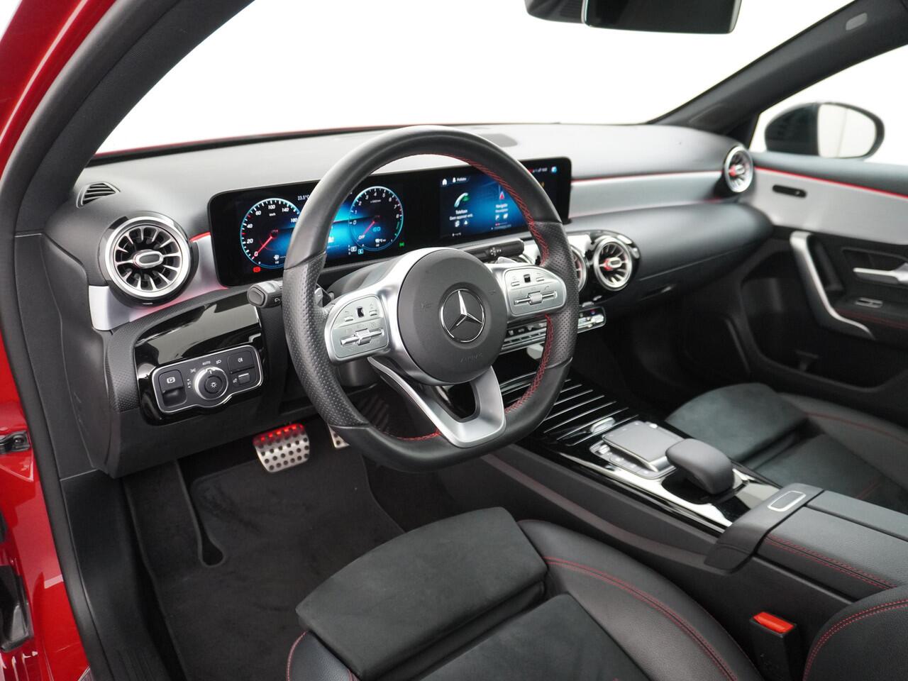 Mercedes-Benz A-KLASSE 250e AMG // Trekhaak // Panoramadak // Sfeerverlichting // Night Pakket // Camera // Designo kleur