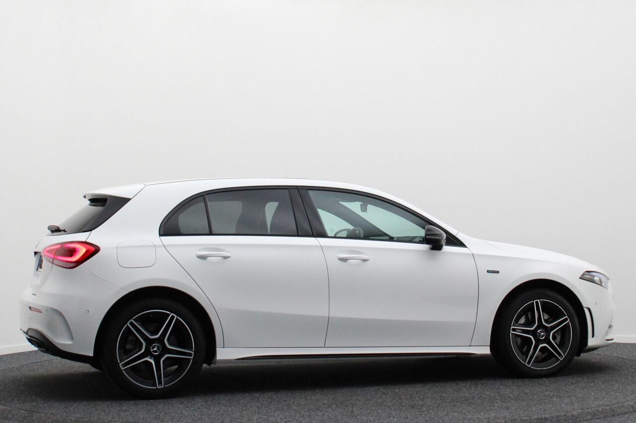 Mercedes-Benz A-KLASSE 250 e Business Solution AMG Limited Camera, Sfeerverlichting, Apple Carplay, LED, Cruise, PDC