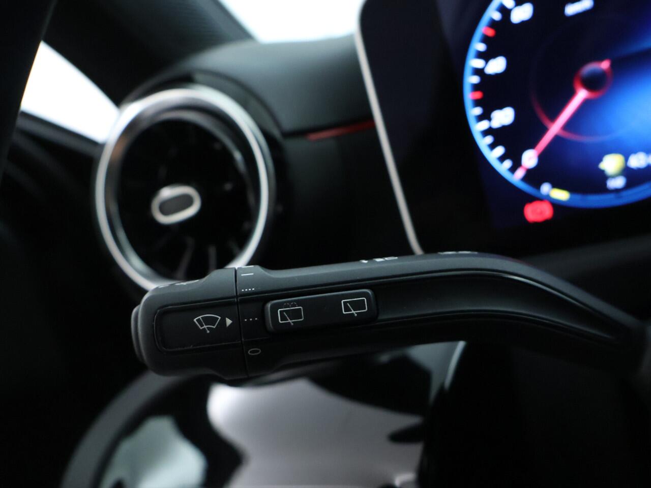 Mercedes-Benz A-KLASSE 180 AMG-line | Night pakket | Thermotronic | Apple CarPlay | parkeersensoren en achter camera | Spiegelpakket | Inclusief 24 maanden MB Certified garantie voor Europa.