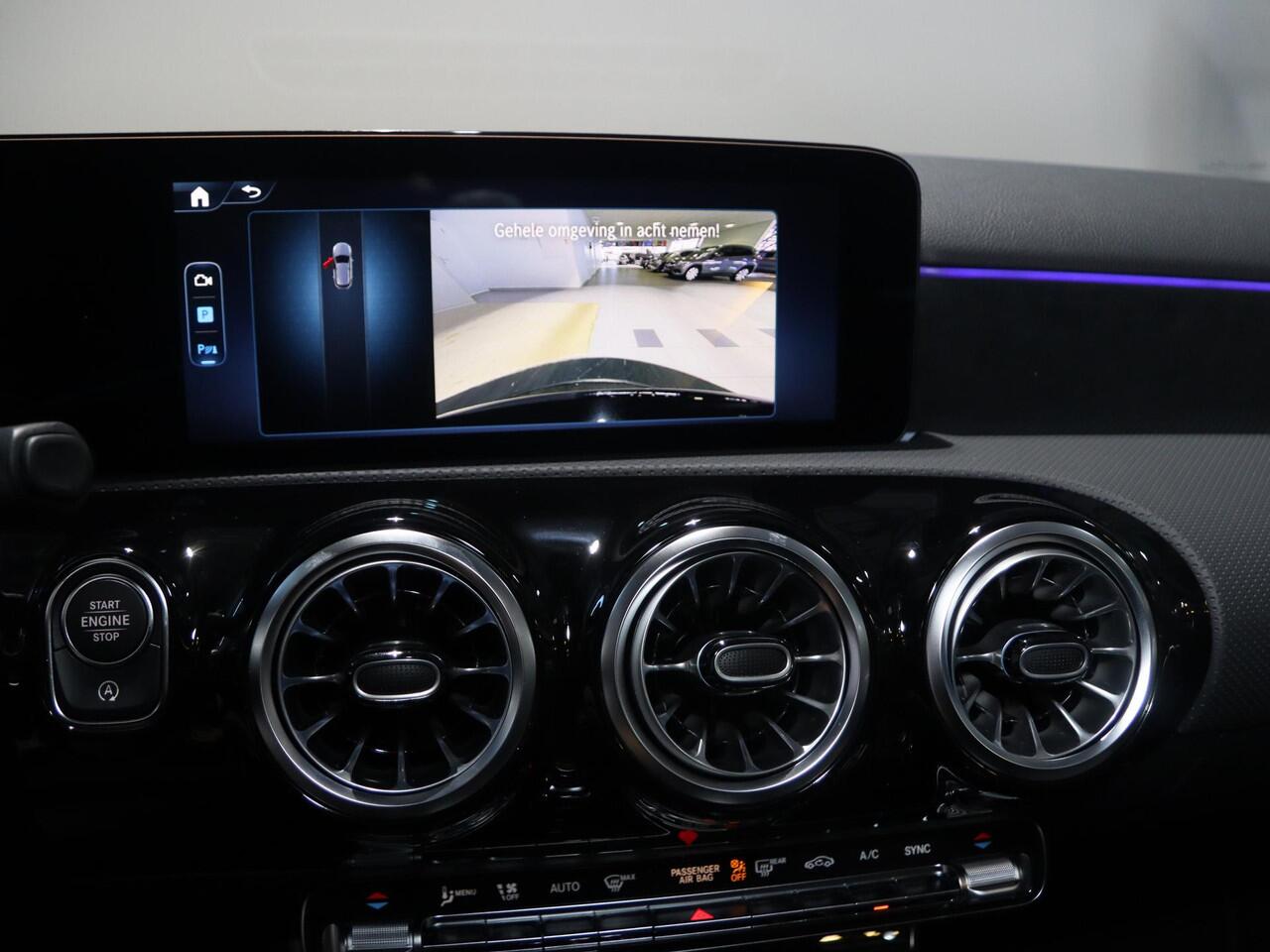 Mercedes-Benz A-KLASSE 180 Business Solution AMG | Panoramaschuifdak | Stoelverwarming | Achteruitrijcamera | MULTIBEAM LED | Night Pakket |