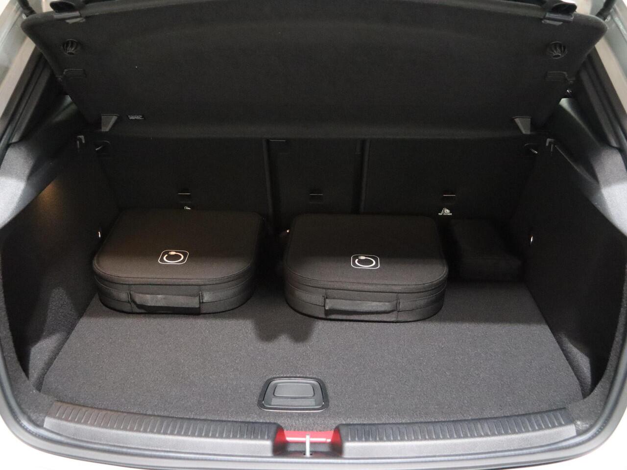 Mercedes-Benz A-KLASSE 250e Business Solution AMG | Panoramaschuifdak | Premium Plus | 19"AMG-velgen | Head-up display | Dodehoekassistent |