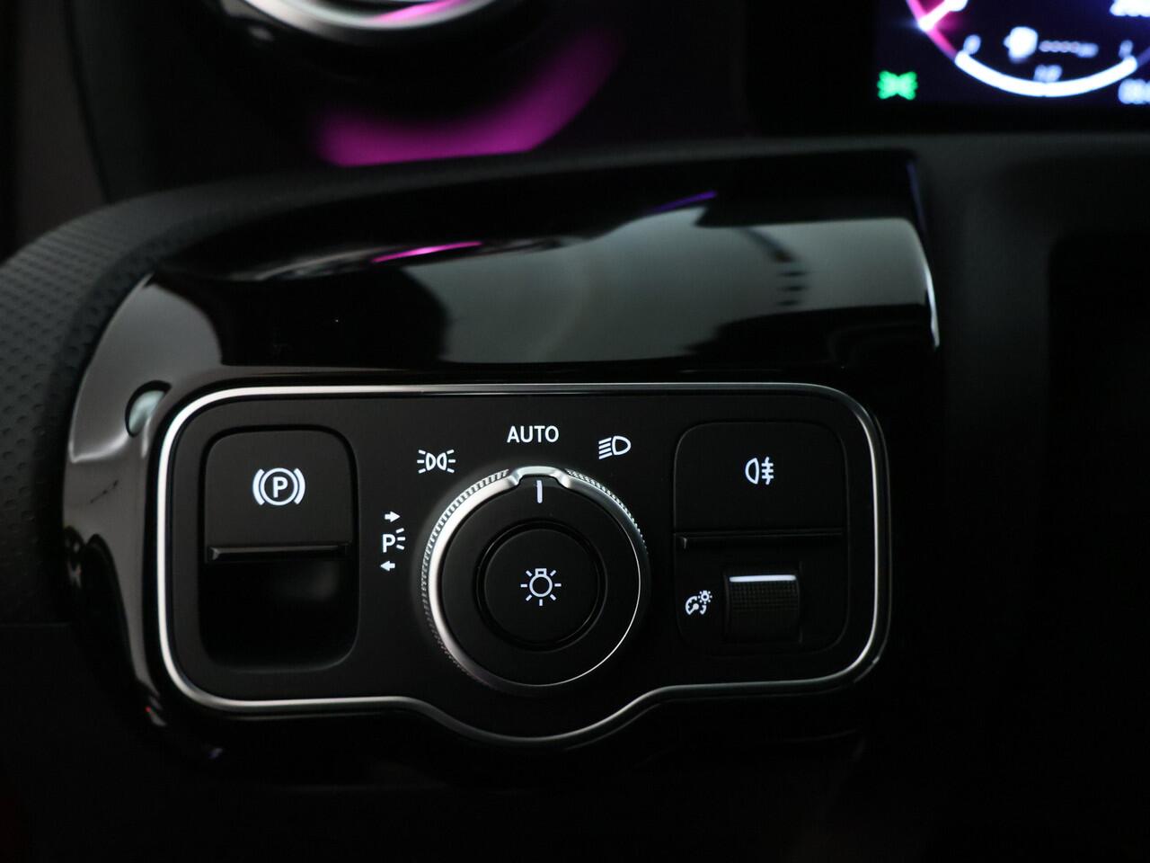 Mercedes-Benz A-KLASSE 250 e AMG Nightpakket | Distronic | Keyless Go | Augmented Reality | Sfeerverlichting | Parkeerpakket met Camera | Inclusief 24 maanden Mercedes-Benz Certified garantie voor Europa.