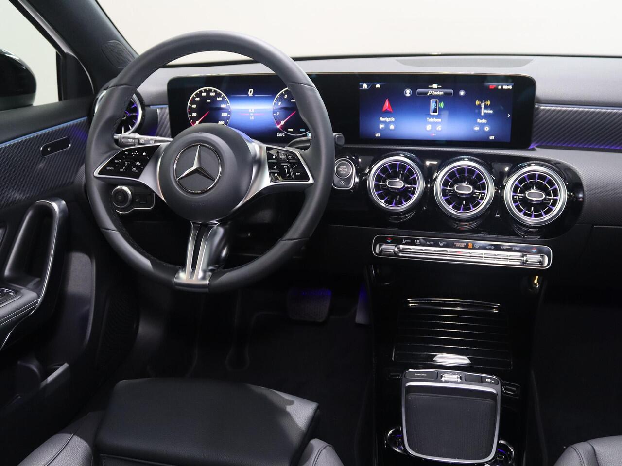 Mercedes-Benz A-KLASSE 180 Star Edition Luxury Line | Trekhaak | Dodehoekassistent | 18" lichtmetalen velgen