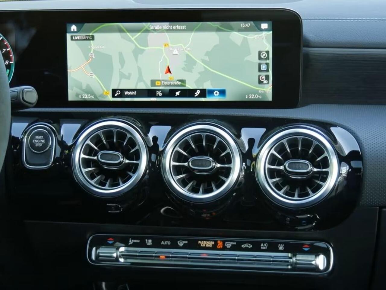 Mercedes-Benz A-KLASSE 250e AMG ** LED, MBUX+, DISTR, PANORAMA, HuD, 2-Zone CLIMA, 19-inch LMV, ** 1e EIG - UNFALLFREI ** ** INFORMEER OOK NAAR ONZE AANTREKKELIJKE FINANCIAL-LEASE TARIEVEN **