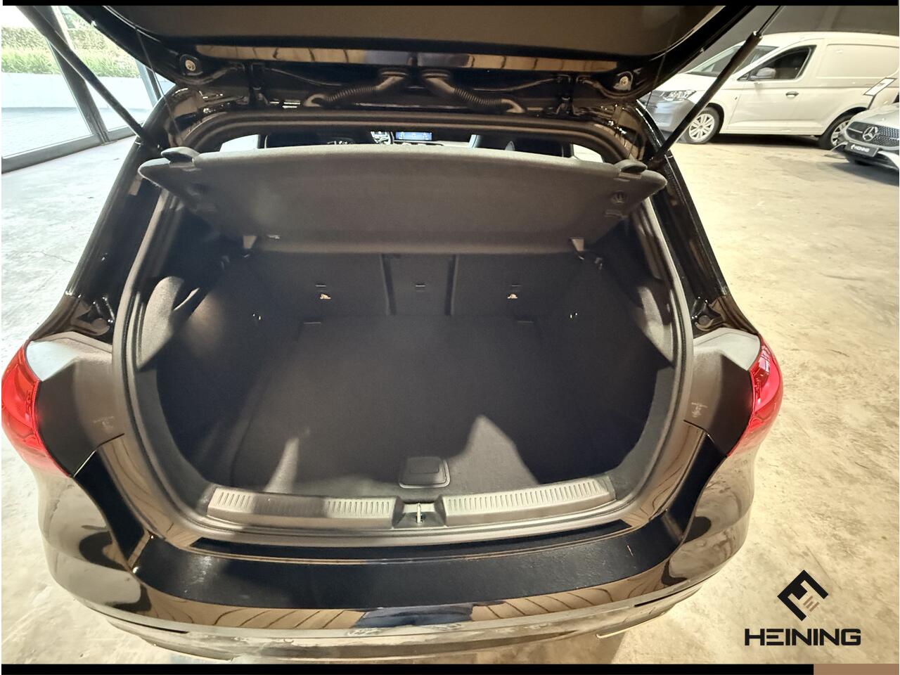 Mercedes-Benz A-KLASSE 180 Star Edition AMG Line. Stoelverwarming. Apple-carplay. Camera Hollandse auto met NAP