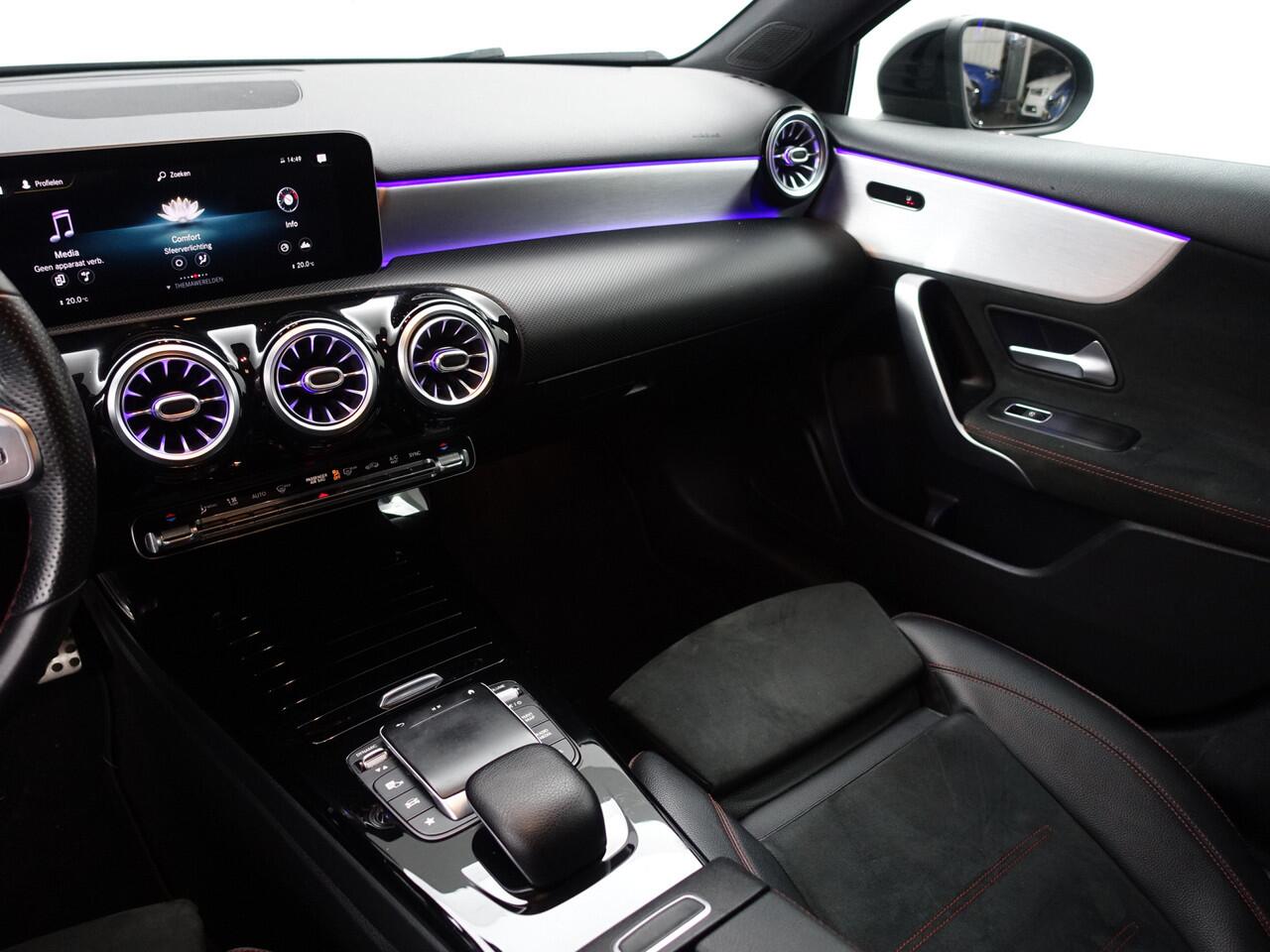 Mercedes-Benz A-KLASSE 180 AMG Night Edition Aut- Xenon Led, Camera, Stoelverwarming, Sfeerverlichting, Sport Alcantara Interieur