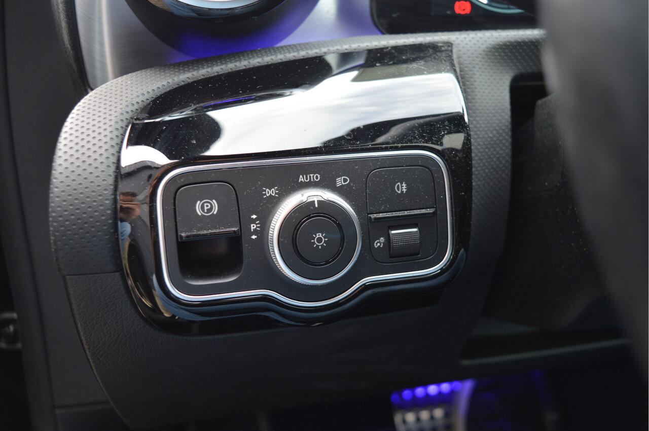 Mercedes-Benz A-KLASSE 180 Business Solution AMG | PANO | CAMERA | SFEERVERLICHTING |