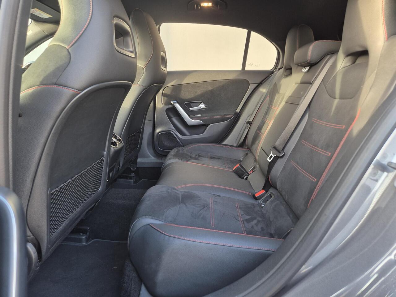 Mercedes-Benz A-KLASSE 200 AMG Line Automaat / Trekgewicht 1600 Kg / Stoelverwarming / Achteruitrijcamera / Navigatie / Keyless Entry/Start / Adaptief CC / Climate control / Parkeersensoren voor en achter /