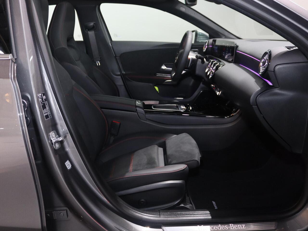 Mercedes-Benz A-KLASSE 180 Star Edition AMG Line LIMITED | Panoramaschuifdak | Head-up display | Multibeam LED | Elektrisch voorstoelen met geheugen