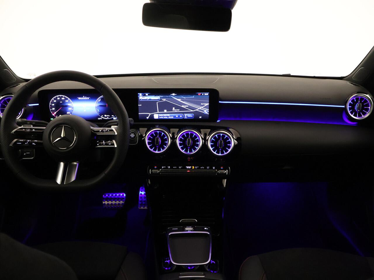 Mercedes-Benz A-KLASSE 250 e Star Edition AMG Line | Nightpakket | Distronic | Antidiefstalpakket URBAN GUARD PLUS | Dodehoekassistent | Panoramaschuifdak | Parkeerpakket met achteruitrijcamera | KEYLESS GO |