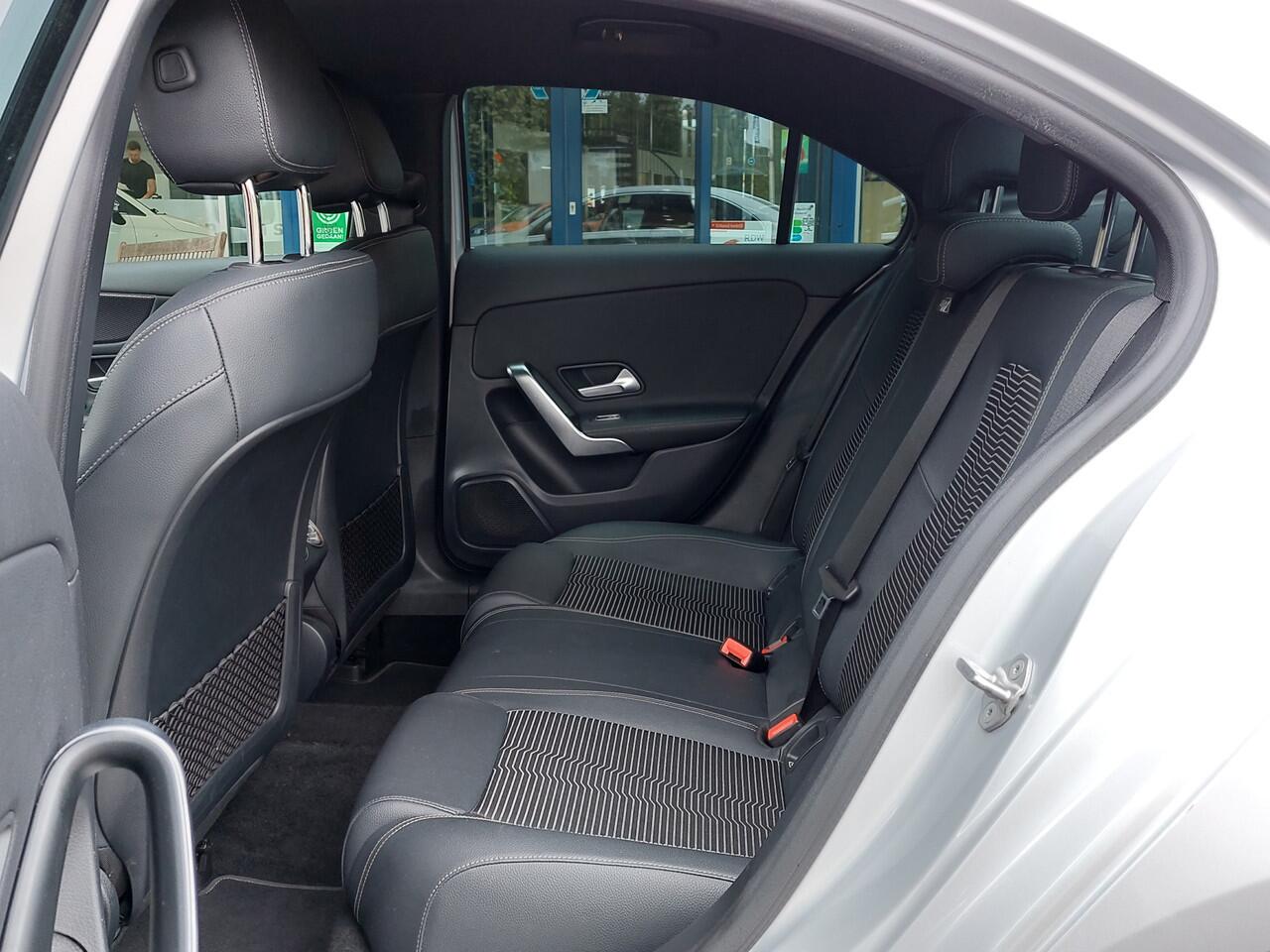 Mercedes-Benz A-KLASSE 250e Plug-In Hybrid Luxury Line | Origineel NL | Navi | Apple Carplay+Android Auto | Clima | Cruise | Stoelverwarming | Pdc V+A+Assist+Camera | Privacy Glass | 17''lm