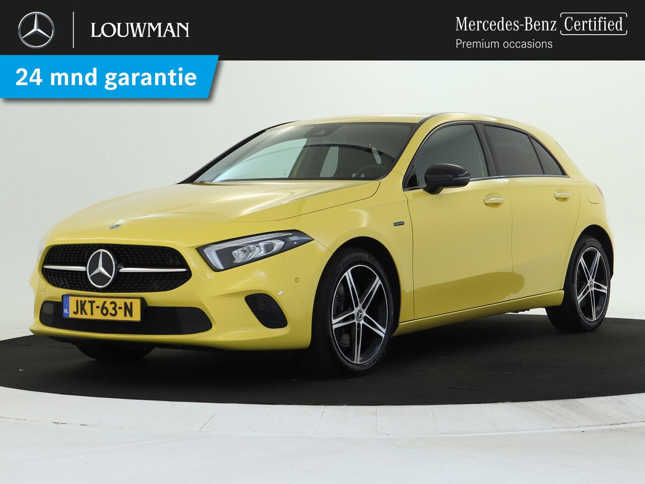 Mercedes-Benz A-KLASSE 250 e NIght Plug-In Hybride | Nightpakket | Trekhaak | Achteruitrijcamera | Ledkoplampen | Stoelverwarming | Sfeerverlichting. Inclusief 24 maanden MB Certified garantie voor Europa.