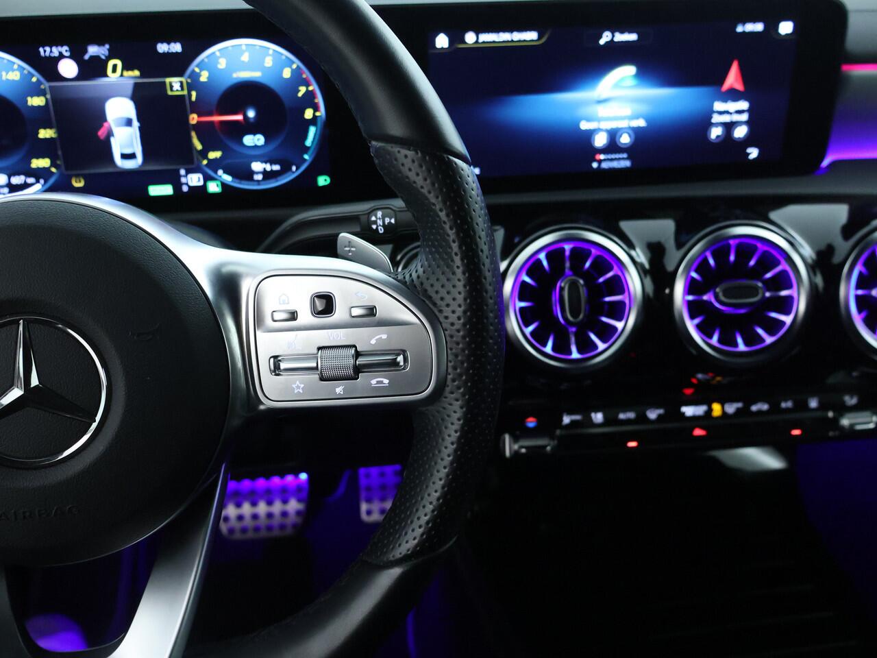 Mercedes-Benz A-KLASSE 250 e Sedan AMG Plug-In Hybride AMG Line | NIght Pakket | Trekhaak | Sfeerverlichting. Inclusief 24 maanden MB Certified garantie voor Europa.