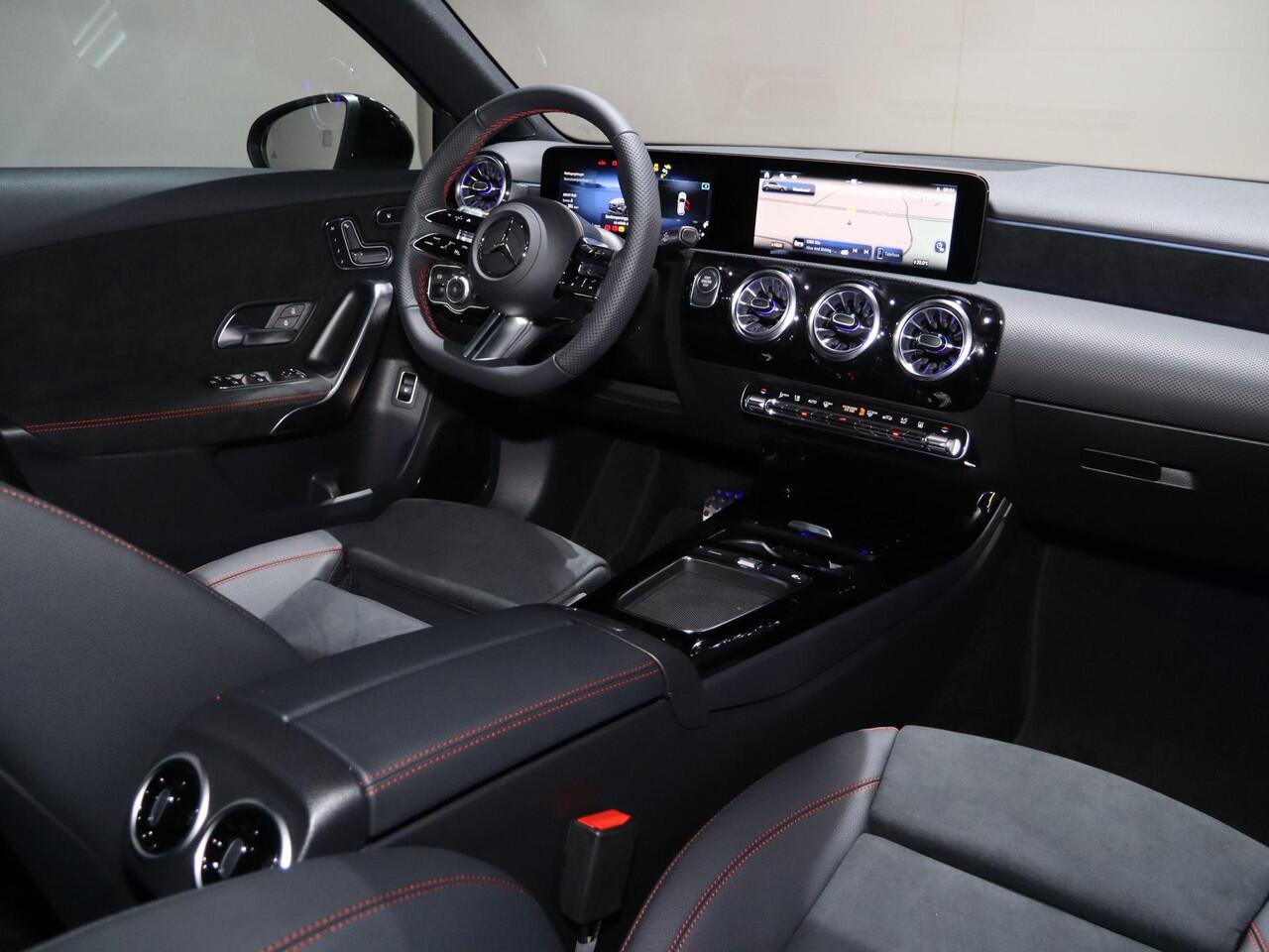 Mercedes-Benz A-KLASSE 250e Business Solution AMG | Panoramaschuifdak | Premium Plus | 19"AMG-velgen | Head-up display | Dodehoekassistent |