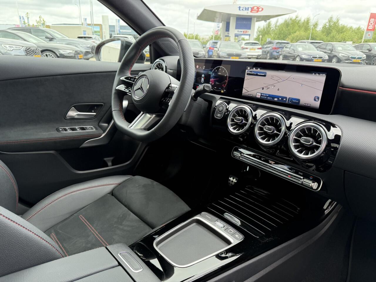 Mercedes-Benz A-KLASSE 180 AMG Line Star Edition 19 Inch Panoramadak Trekhaak Achteruitrijcamera