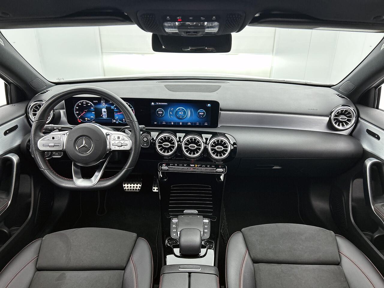 Mercedes-Benz A-KLASSE 180 AMG Nightpakket | Panoramadak | Sfeerverlichting | CarPlay | Augmented Reality | Parkeerpakket met Camera |. Inclusief 24 maanden Mercedes-Benz Certified garantie voor Europa.
