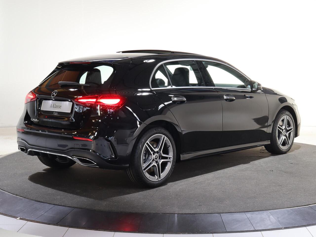 Mercedes-Benz A-KLASSE 250e Business Solution AMG | Panoramaschuifdak | Head-up display | Premium Plus | Stoelverwarming | 360° camera |