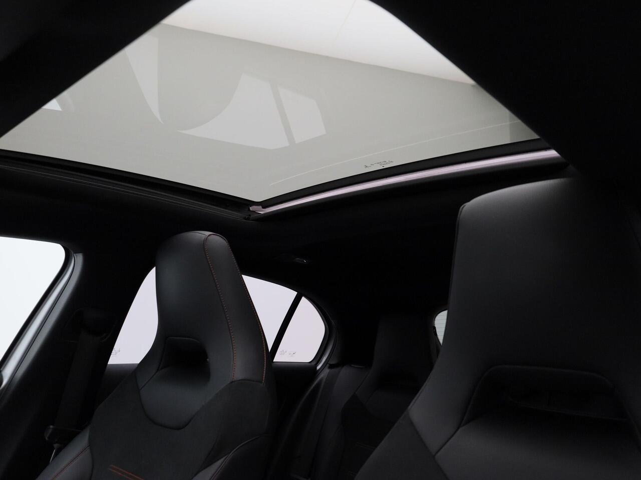 Mercedes-Benz A-KLASSE 180 AMG Line | PANO | CAMERA | KEYLESS | SFEERVERLICHTING | STOELVERW.