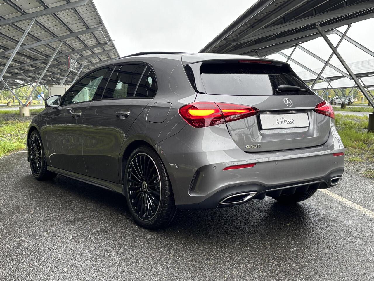 Mercedes-Benz A-KLASSE 180 Business Solution AMG | Night | Panoramaschuifdak | Achteruitrijcamera | Sfeerverlichting| MULTIBEAM LED | 19 inch AMG-velgen |