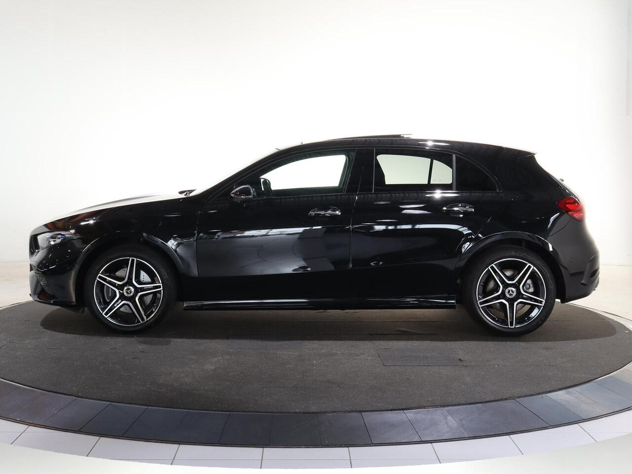 Mercedes-Benz A-KLASSE 250e Business Solution AMG | Panoramaschuifdak | Premium Plus | Head-up display | Dodehoekassistent |