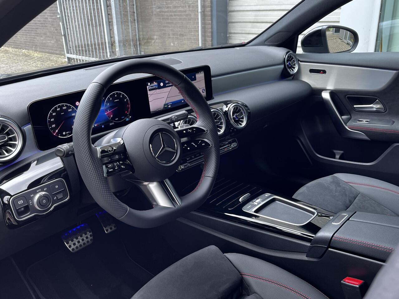Mercedes-Benz A-KLASSE 180 Star Edition AMG | Night Pakket | Dodehoekassistent | Sierdelen Aluminium | Sfeerverlichting | Stoelverwarming | Parkeersensoren | Achteruitrijcamera | Elektrisch Inklapbare Buitenspiegels