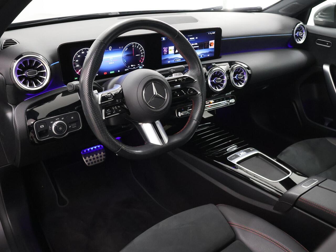 Mercedes-Benz A-KLASSE 250 e AMG Line | Achteruitrijcamera | Panoramadak | Stoelverwarming | Sfeerverlichting |