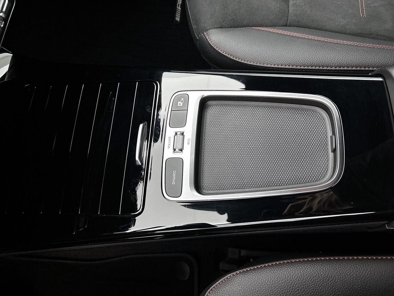 Mercedes-Benz A-KLASSE 250 e AMG Plug-In Hybride Trekhaak | AMG Line | Night Pakket | Alarm Klasse 3 | Dodehoekassistent | Distronic | Apple CarPlay | Sfeerverlichting. Inclusief 24 maanden Mercedes-Benz Certified garantie voor Europa.