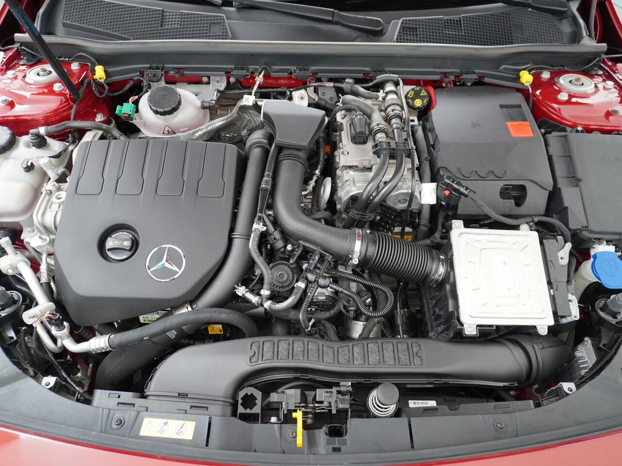 Mercedes-Benz A-KLASSE 250e AMG // Trekhaak // Panoramadak // Sfeerverlichting // Night Pakket // Camera // Designo kleur