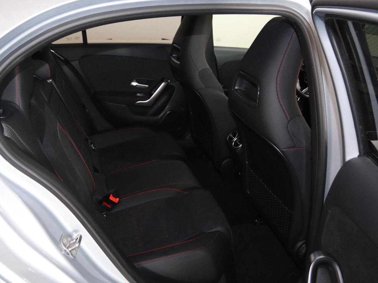 Mercedes-Benz A-KLASSE 250 e Business Solution AMG | Panoramaschuifdak | Stoelverwarming | Achteruitrijcamera | MULTIBEAM LED | Night Pakket |