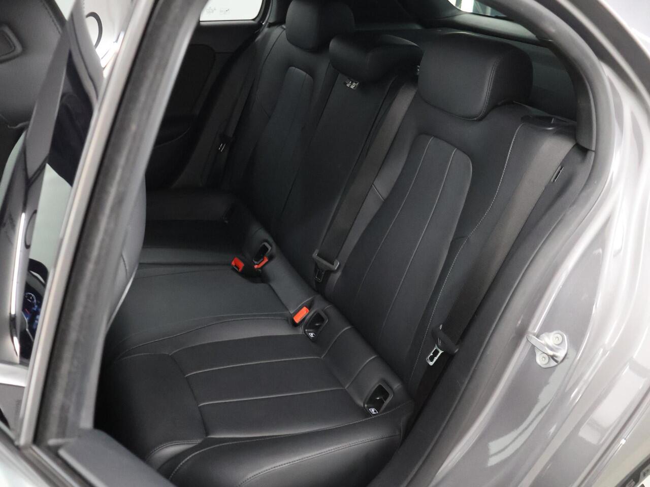 Mercedes-Benz A-KLASSE 180 Business Line | Apple carplay | Widescreen | Achteruitrijcamera | LED | Stoelverwarming |