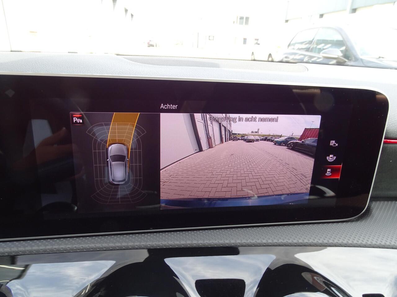 Mercedes-Benz A-KLASSE 200 Premium Plus AMG-LINE ACHTERUITRIJCAMERA | ADAPTIEVE CRUISECONTROL | NAVIGATIE | PARKEERSENSOREN ACHTER | KEYLESS START/ENTRY | LED KOPLAMPEN DAGRIJVERLICHTING | DAB RADIO | LEDER/ALCANTARA