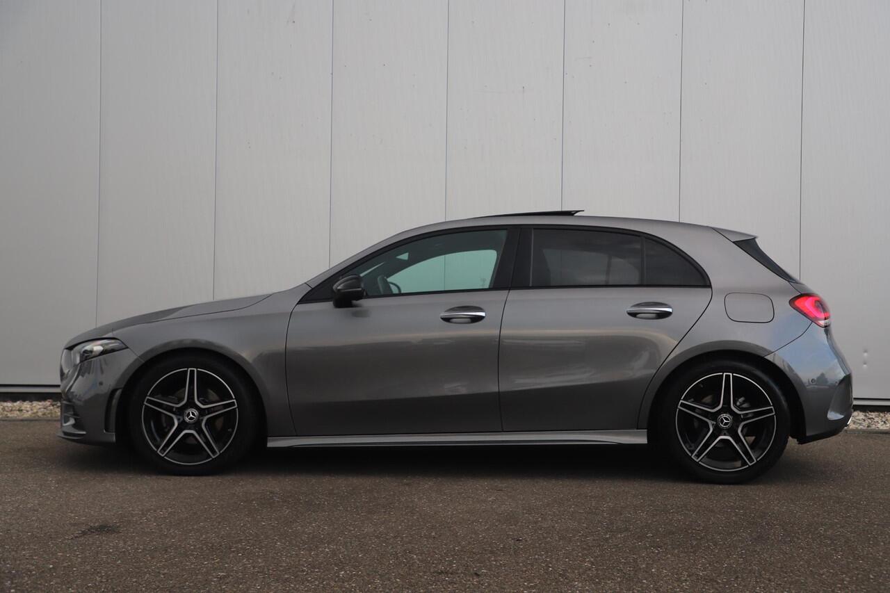 Mercedes-Benz A-KLASSE 180 AMG Night Pakket Automaat Panoramadak Sfeerverlichting Keyless Half Leder Full LED 18 inch Widescreen Navigatie Camera Stoelverwarming