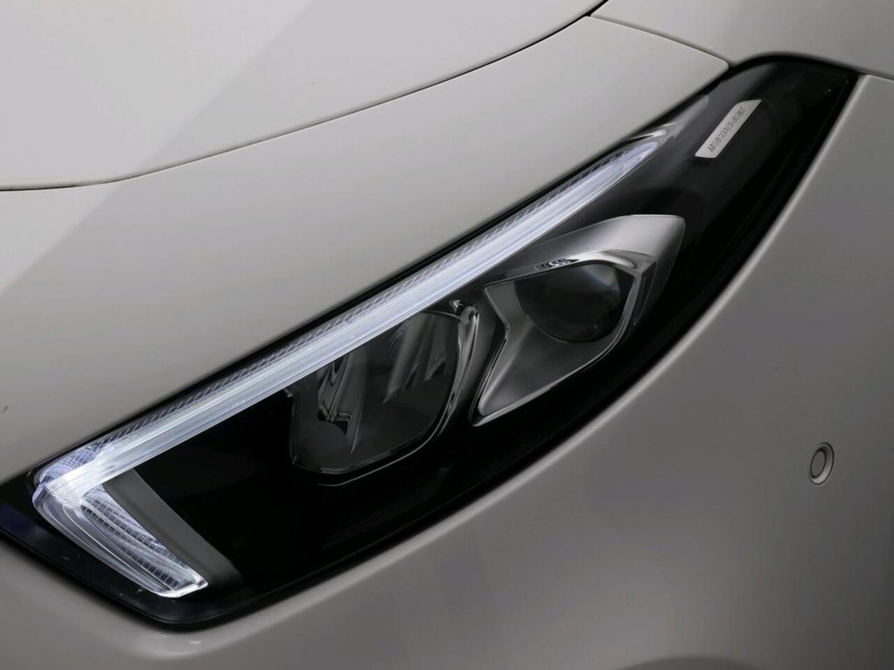 Mercedes-Benz A-KLASSE 160 Business Solution Ledkoplampen | Apple CarPlay | Achteruitrijcamera | Stoelverwarming Voor. Inclusief 24 maanden Mercedes-Benz Certified garantie voor Europa.