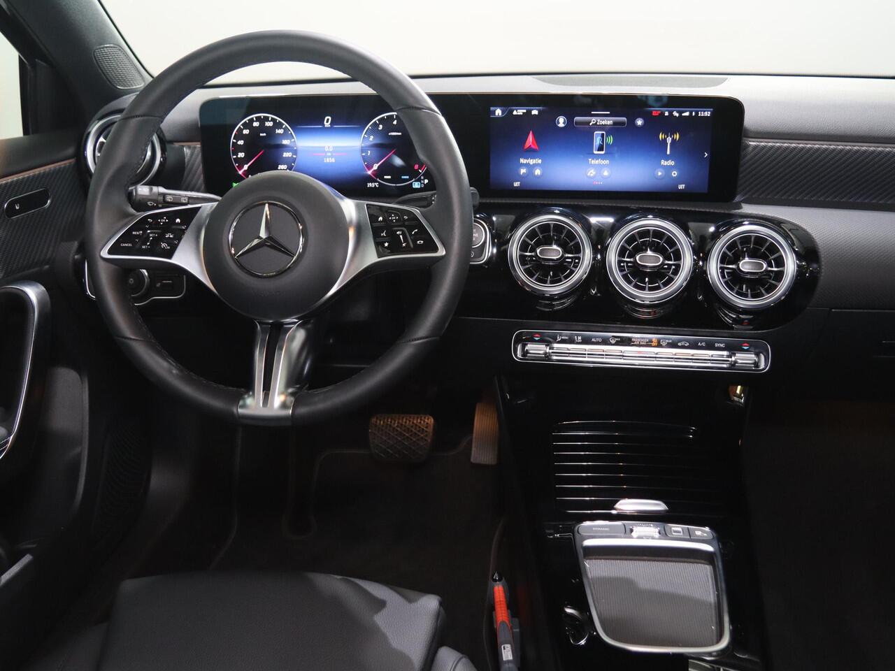 Mercedes-Benz A-KLASSE 180 Star Edition Luxury Line | Night | Distronic | Dodehoek assistent | Apple Carplay | Sfeerverlichting |