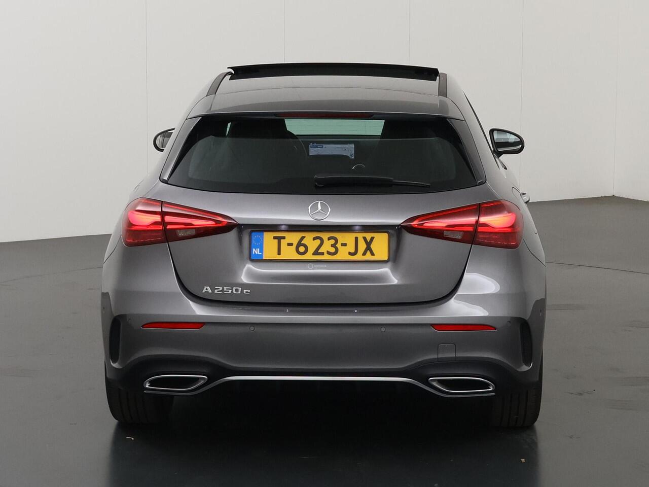 Mercedes-Benz A-KLASSE 250 e AMG Line | Achteruitrijcamera | Panoramadak | Sfeerverlichting | Stoelverwarming |