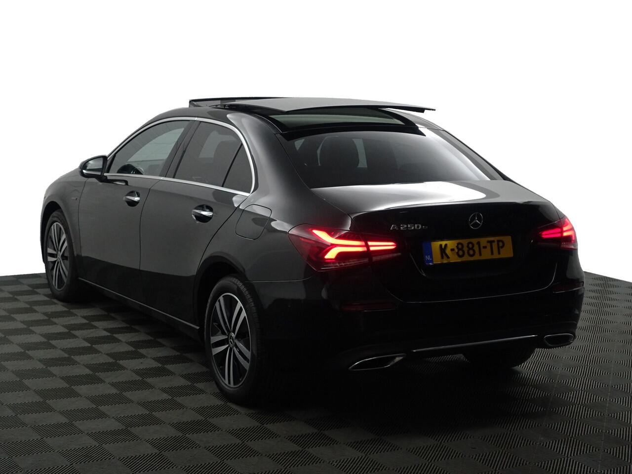 Mercedes-Benz A-KLASSE 250 e AMG Prestige Plus Aut- Panoramadak, 2x Memory, Sfeerverlichting, Carplay, Android Auto, Zitcomfort