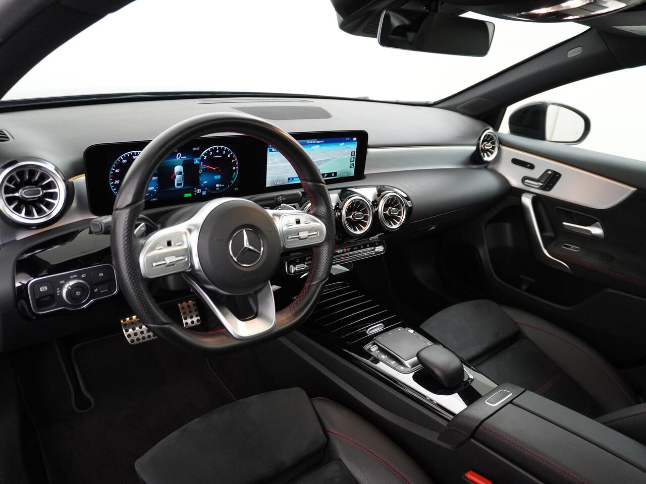 Mercedes-Benz A-KLASSE 250e AMG // Panoramadak // Memory // Trekhaak // Keyless // Carplay // Sfeerverlichting // MultiBeam LED // Night Pakket // Augmented Reality