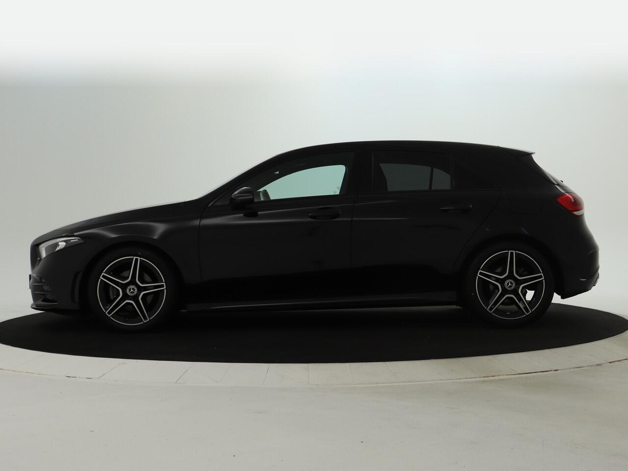 Mercedes-Benz A-KLASSE 180 AMG-line | Night pakket | Thermotronic | Apple CarPlay | parkeersensoren en achter camera | Spiegelpakket | Inclusief 24 maanden MB Certified garantie voor Europa.