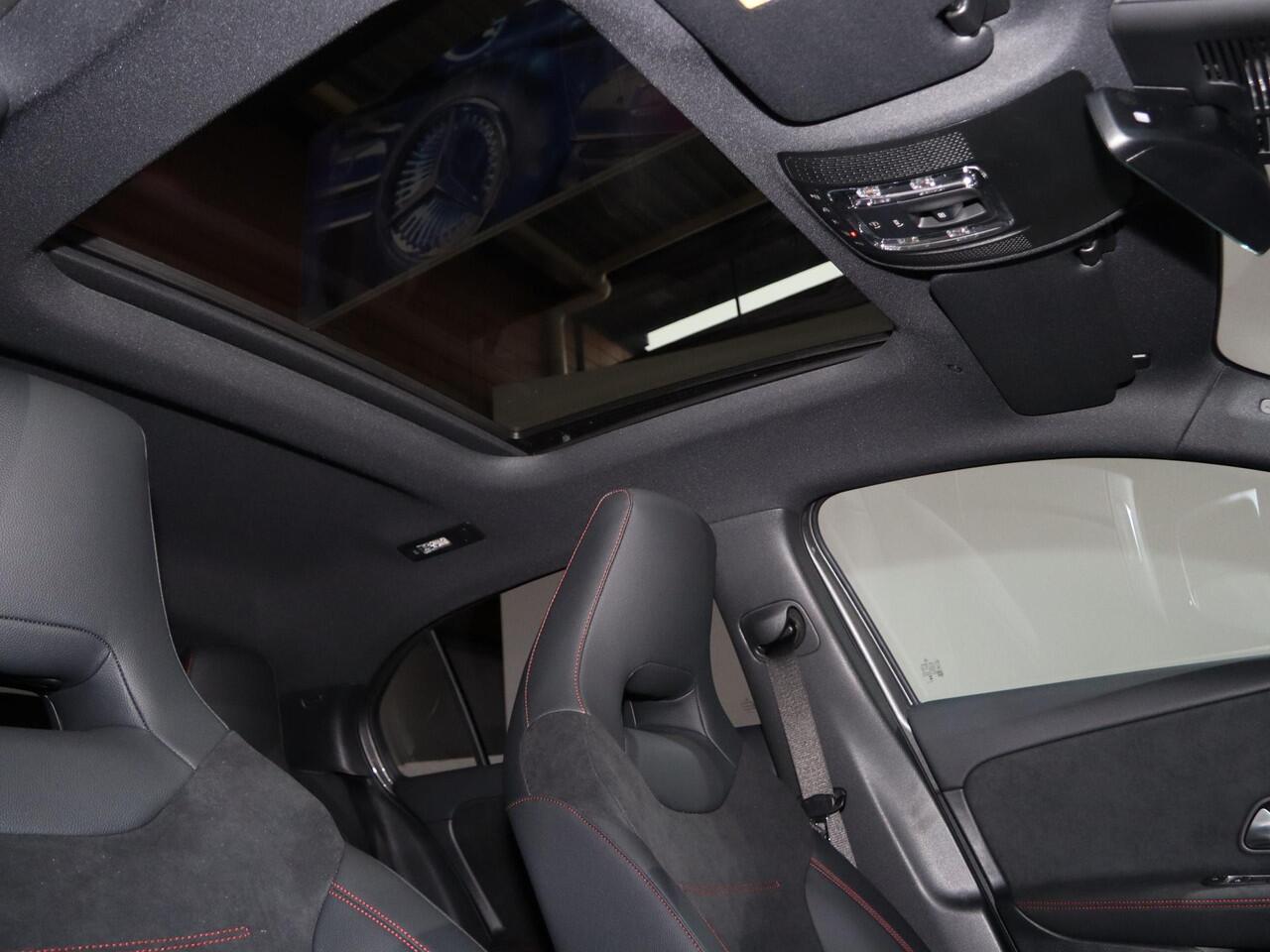 Mercedes-Benz A-KLASSE 250e Business Solution AMG | Panoramaschuifdak | Stoelverwarming | Achteruitrijcamera | MULTIBEAM LED |