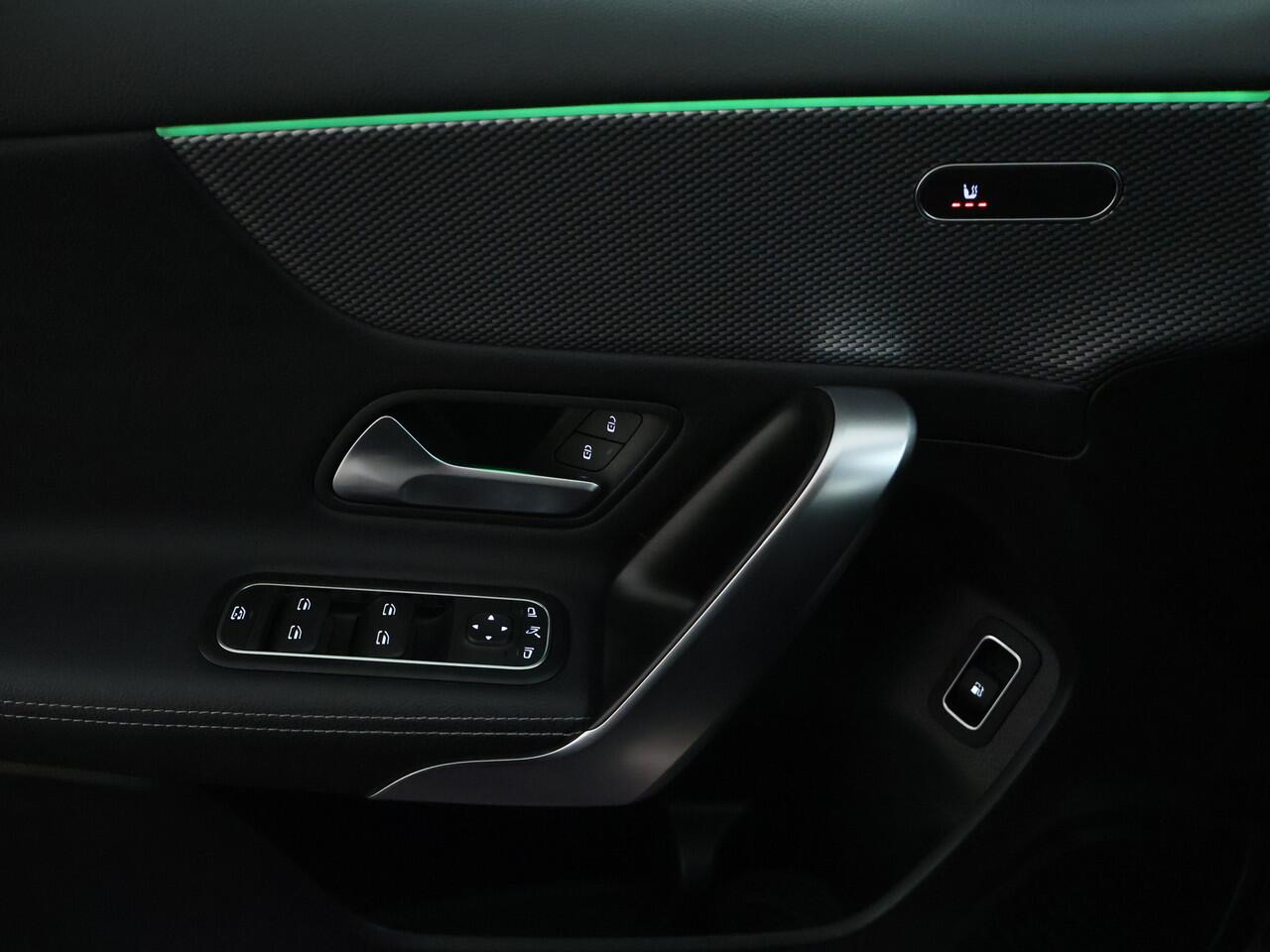 Mercedes-Benz A-KLASSE 250 e Progressive | Parkeerpakket met Camera | Sfeerverlichting | LED | Car Play | Cruise Controle | Inclusief 24 maanden Mercedes-Benz Certified garantie voor Europa.