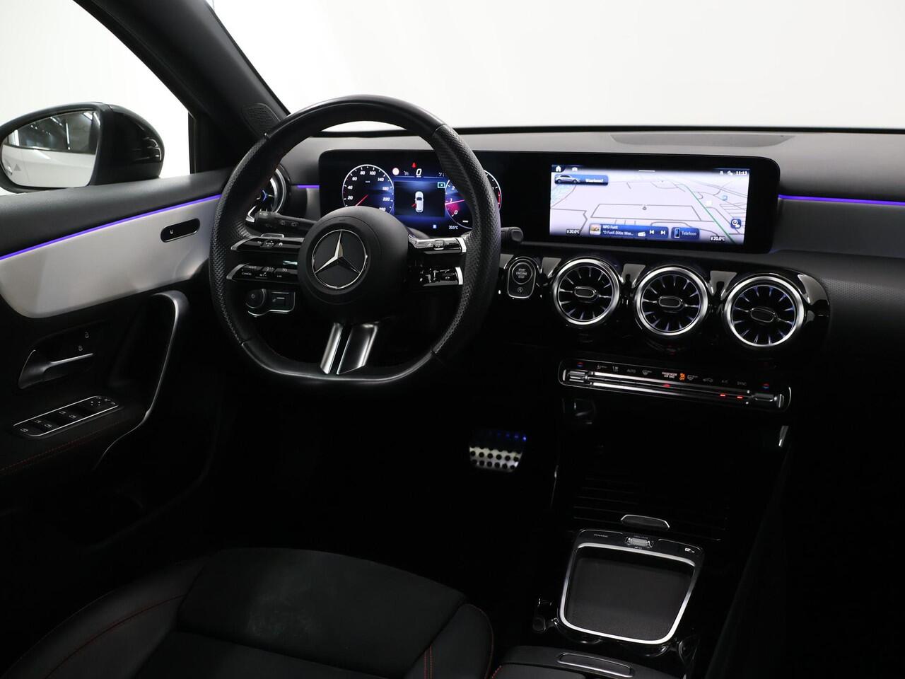 Mercedes-Benz A-KLASSE 180 AMG Line | Night pakket | Panoramadak | Sfeerverlichting |