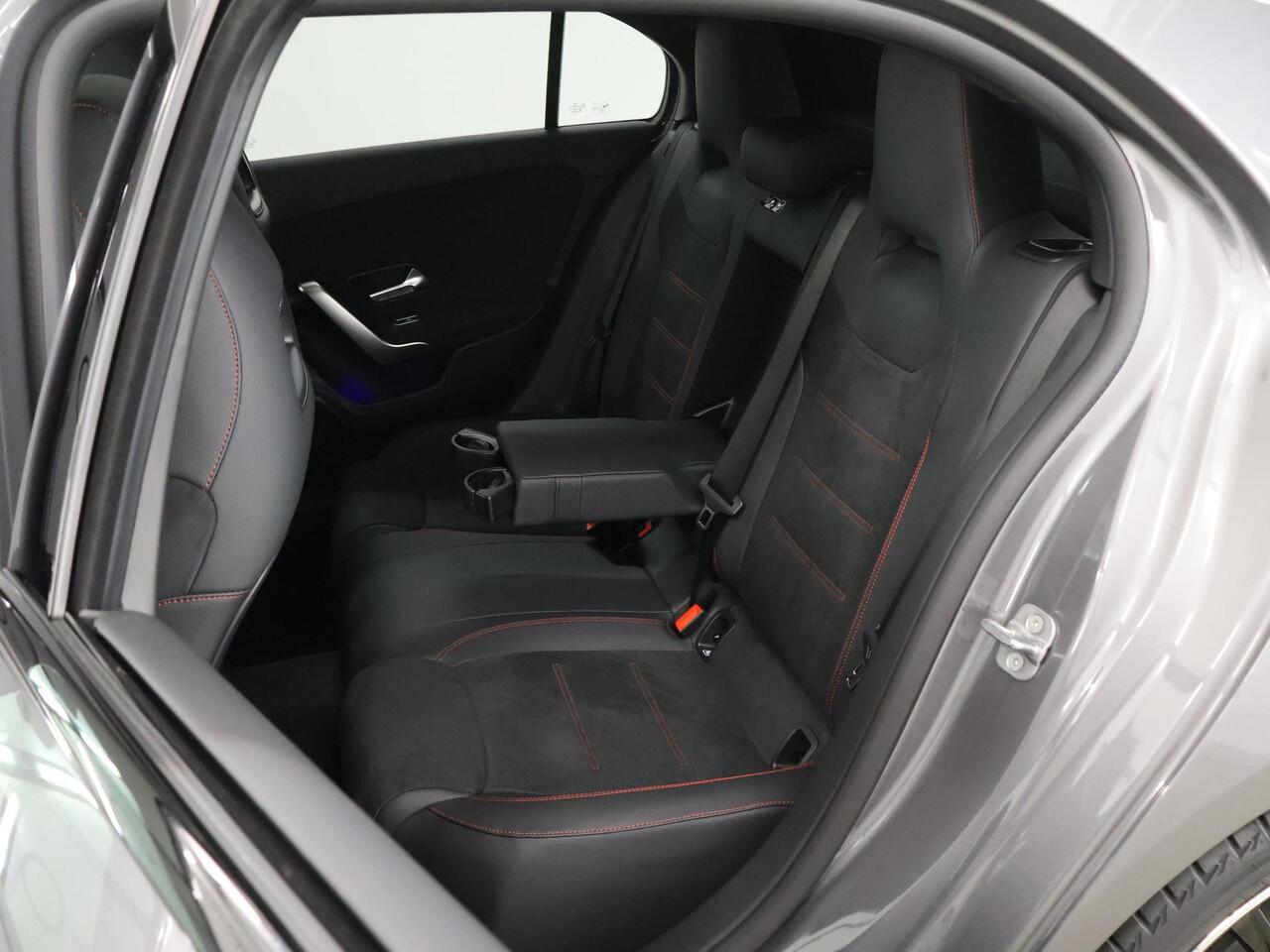 Mercedes-Benz A-KLASSE 180 Business Solution AMG | Elektrisch bedienbaar panorama-dak | Achteruitrijcamera | 19inch Multispaak velgen | Mulitbeam koplampen