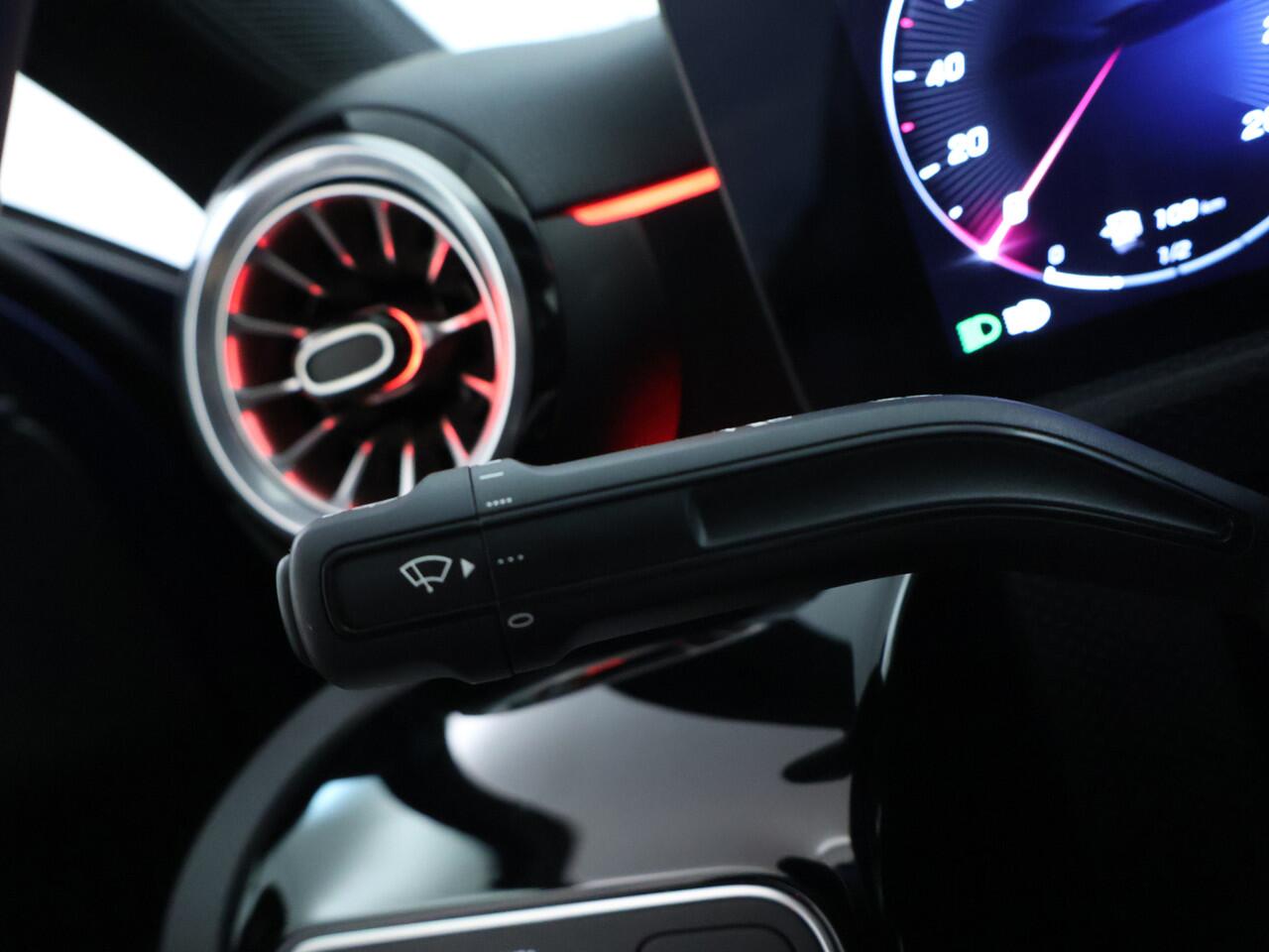 Mercedes-Benz A-KLASSE 250 e AMG NIghtpakket | Distronic | Keyless Go | Dode Hoek Ass | Sfeerverlichting | Alarm | Parkeerpakket met Camera | Inclusief 24 maanden Mercedes-Benz Certified garantie voor Europa.