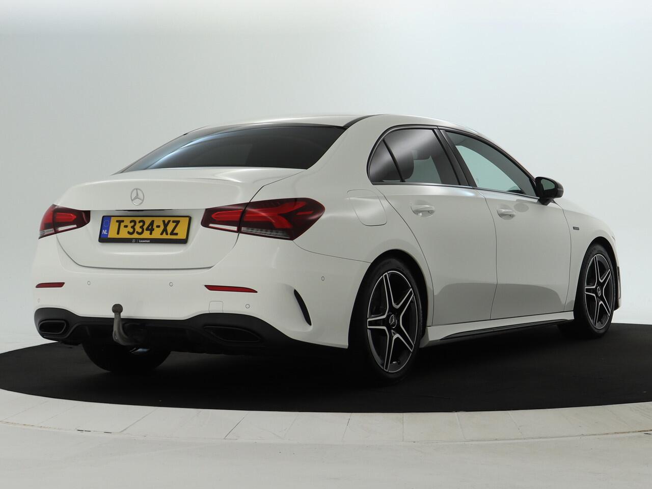 Mercedes-Benz A-KLASSE 250 e Sedan AMG Plug-In Hybride AMG Line | NIght Pakket | Trekhaak | Sfeerverlichting. Inclusief 24 maanden MB Certified garantie voor Europa.