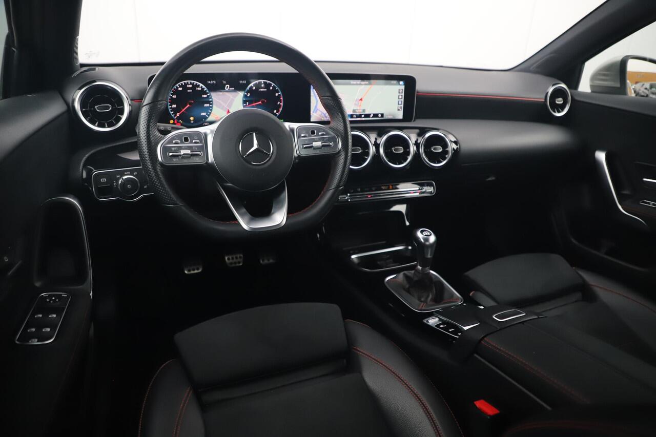 Mercedes-Benz A-KLASSE 160 AMG Line Widescreen Full LED Half Leder Sportstoelen Navigatie Camera Clima Lane Assist Cruise Parkeersensors 18 inch AMG LMV
