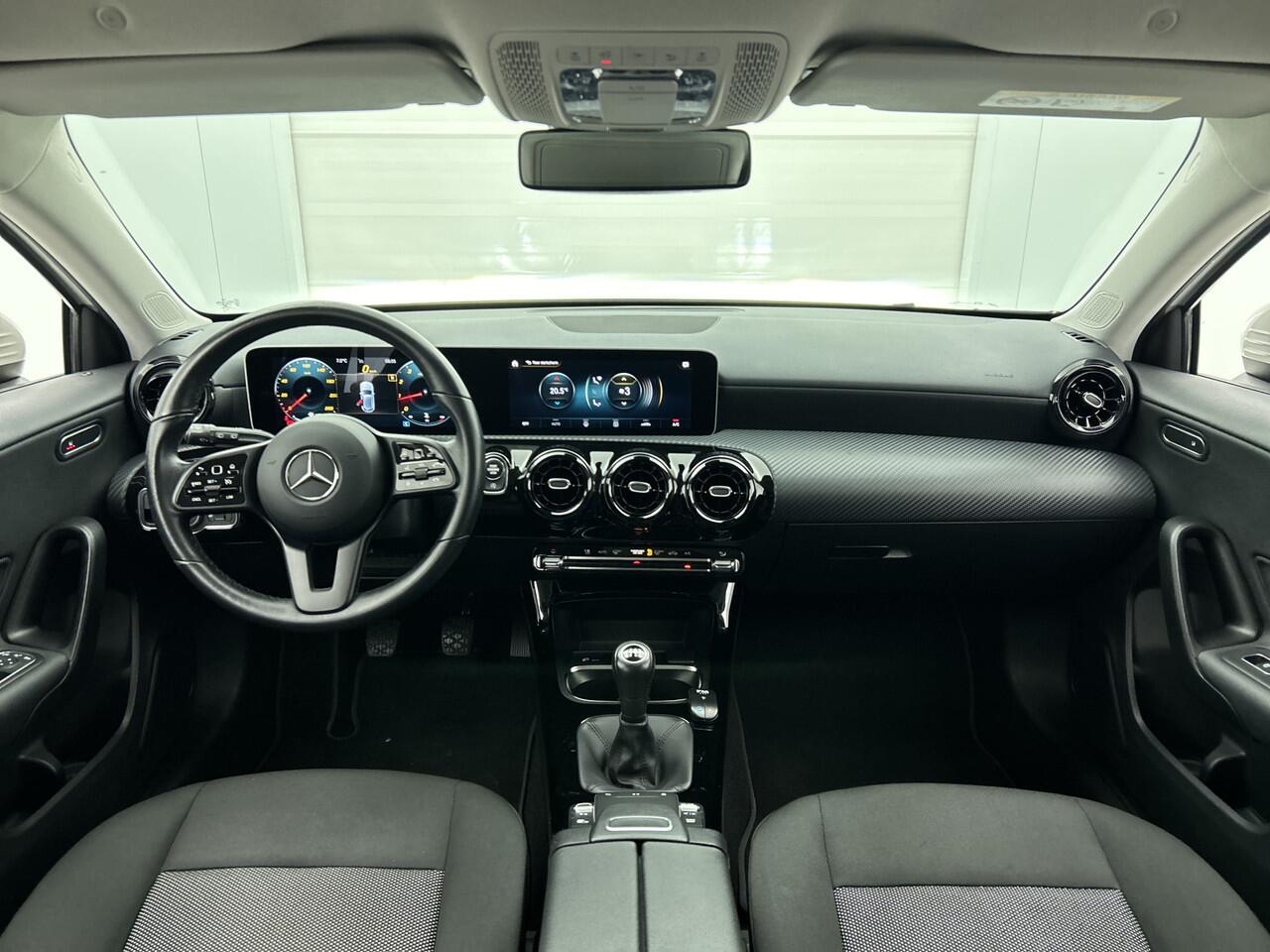 Mercedes-Benz A-KLASSE 160 Business Solution Ledkoplampen | Apple CarPlay | Achteruitrijcamera | Stoelverwarming Voor. Inclusief 24 maanden Mercedes-Benz Certified garantie voor Europa.