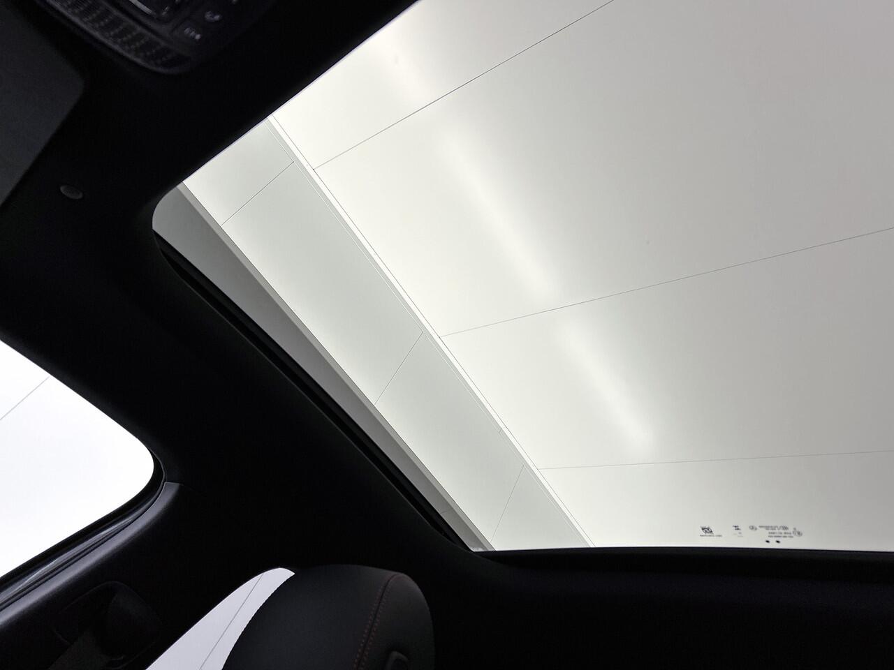 Mercedes-Benz A-KLASSE 250 e Business Solution AMG AMG Line | NIght Pakket | Panorama Schuif-Kanteldak | Sfeerverlichting | Head-up display | Apple CarPlay | Keyless-Go | Dodehoekassistent. Inclusief 24 maanden Mercedes-Benz Certified garantie voor Europa.